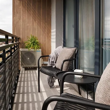 Mandala Designer With Free Private Parking, Near Mall Coresi Apartment